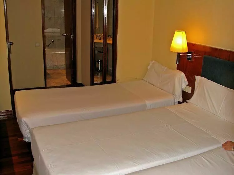 Отель Ginosi Pedralbes