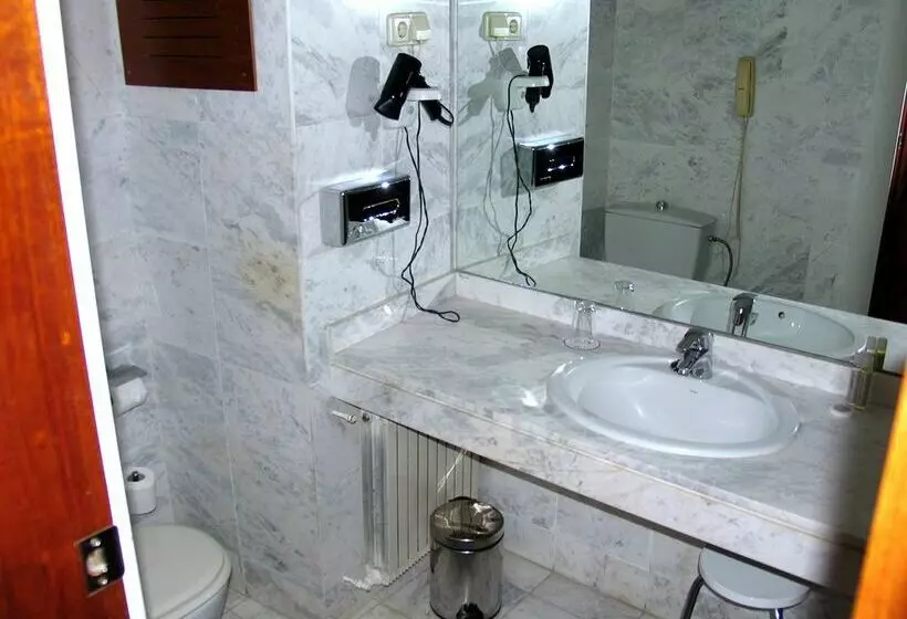 Отель Ginosi Pedralbes