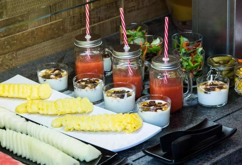 Отель Vincci Mae