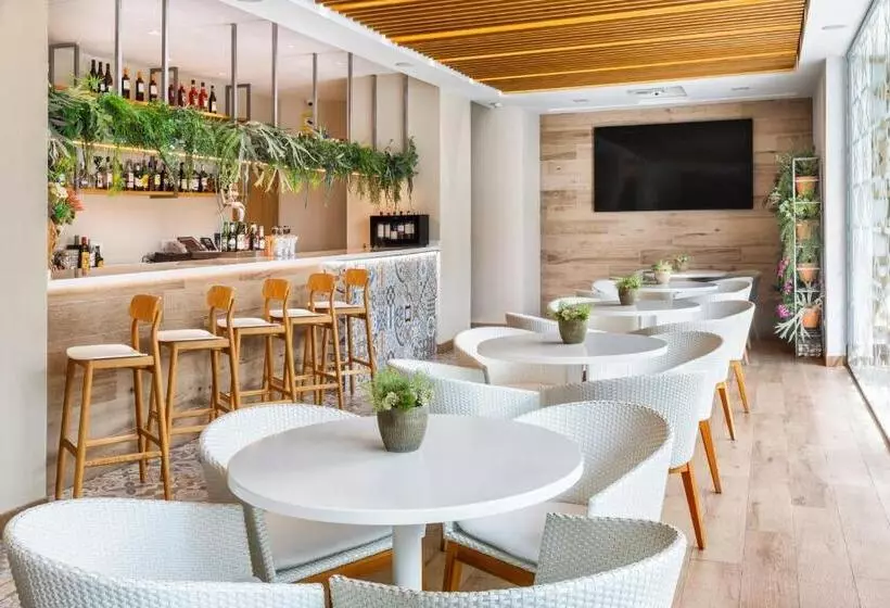 هتل Catalonia Giralda