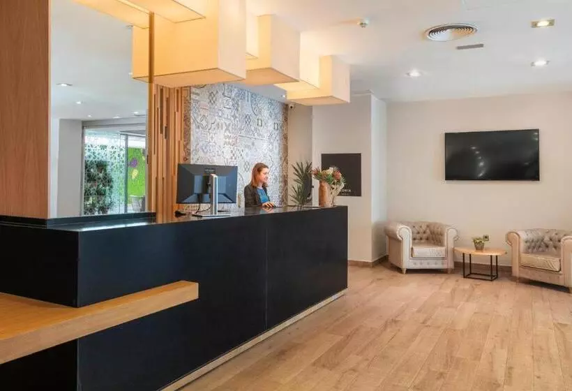 هتل Catalonia Giralda