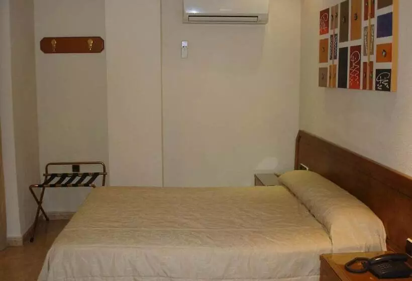 Отель Hostal Moreno