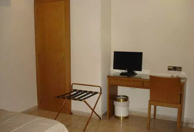 Отель Hostal Moreno