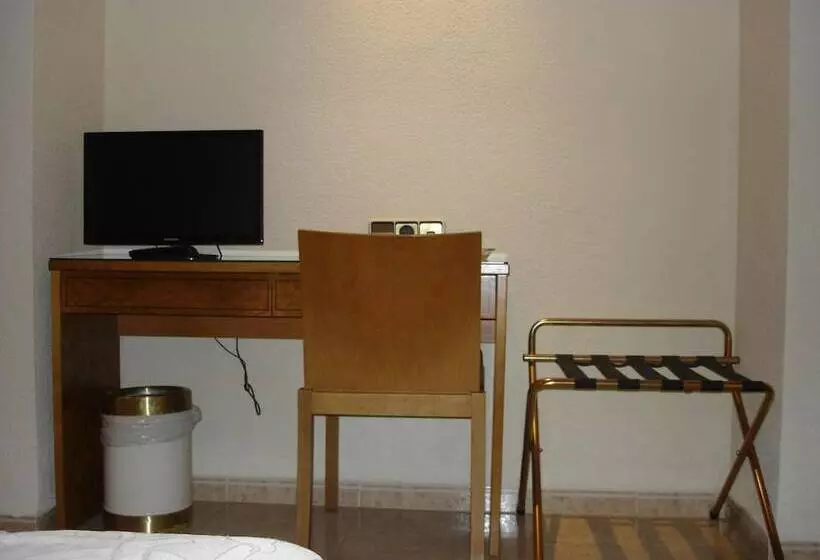 Отель Hostal Moreno