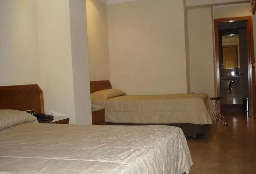 Отель Hostal Moreno