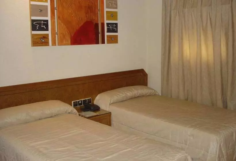 Отель Hostal Moreno