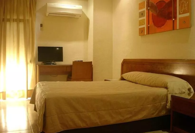 Отель Hostal Moreno