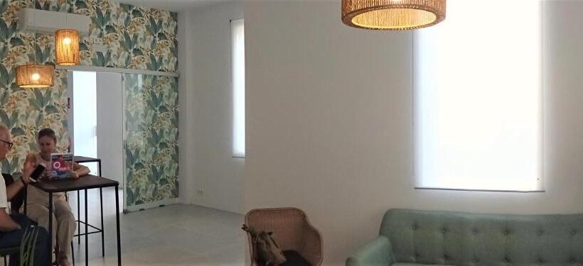 هتل Hostal Tropical