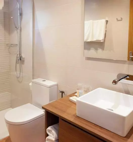 פונדק Roca Plana