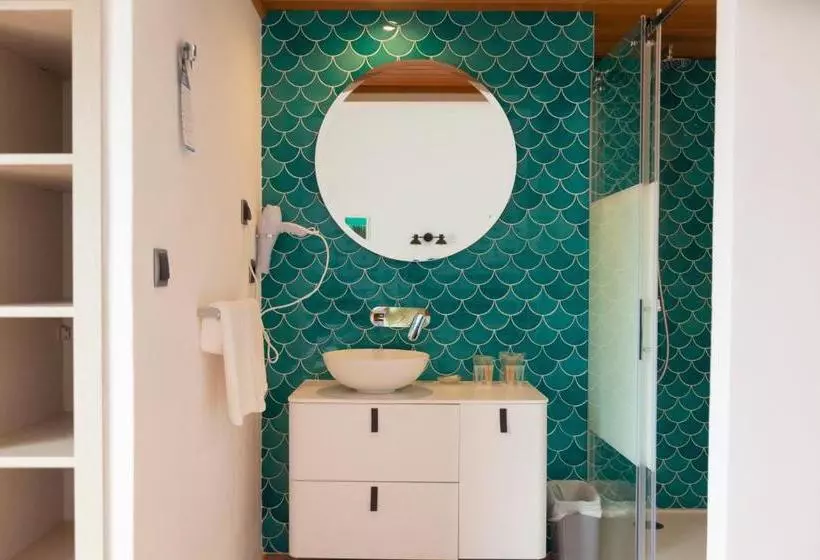 פונדק Roca Plana