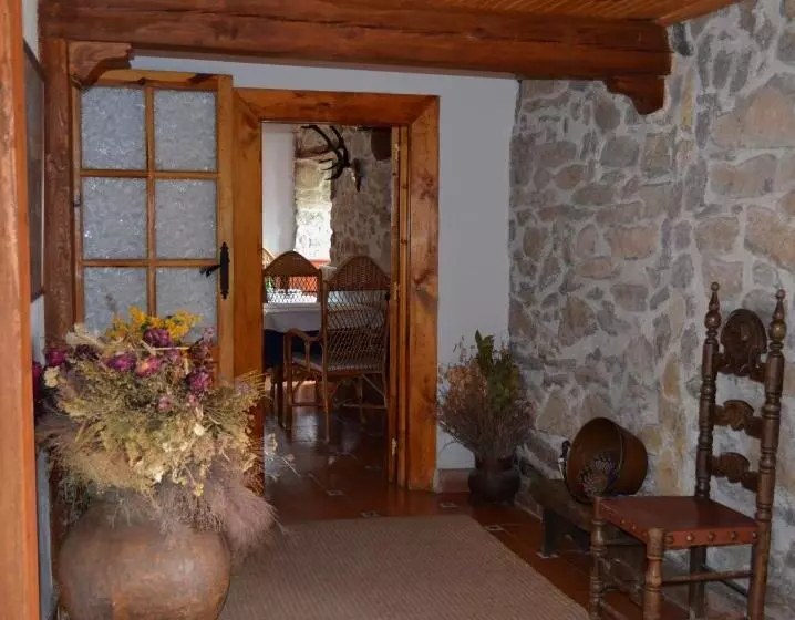 ホテル Hostal Refugio De Gredos