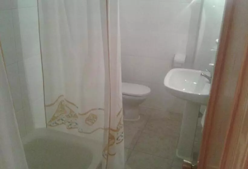 فندق Hostal Restaurante Los Bronces