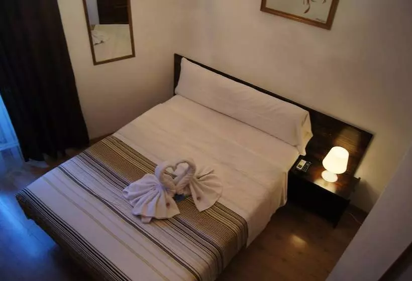 هتل Hostal A  Nuestra Senora De La Paloma