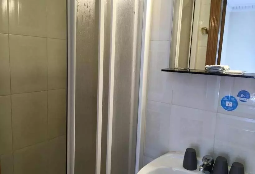 هتل Hostal Retiro