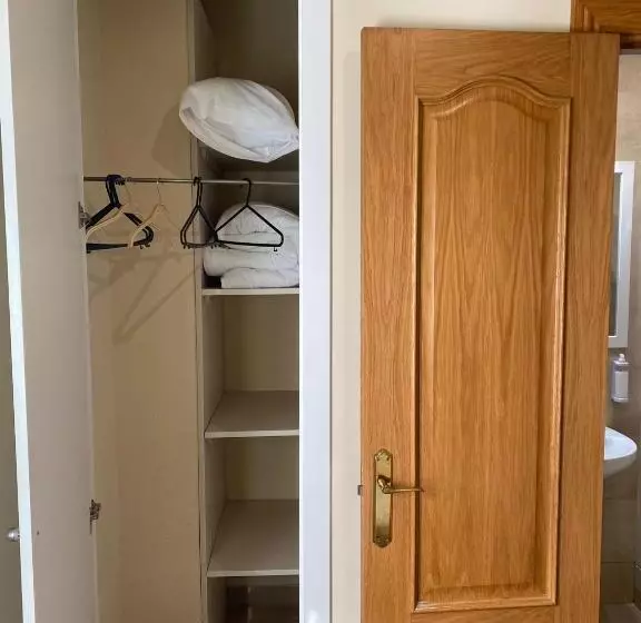 هتل Hostal Retiro