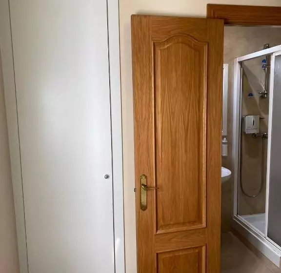 هتل Hostal Retiro