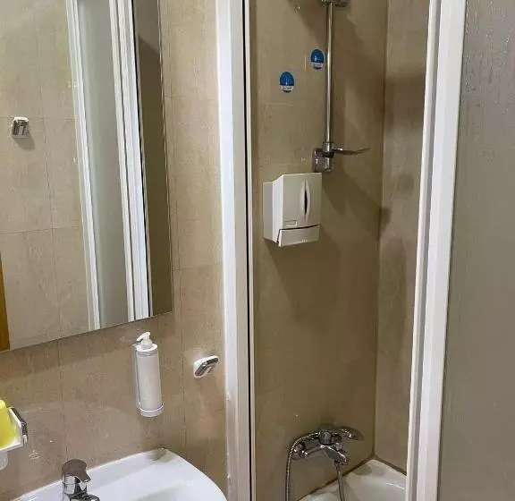 هتل Hostal Retiro