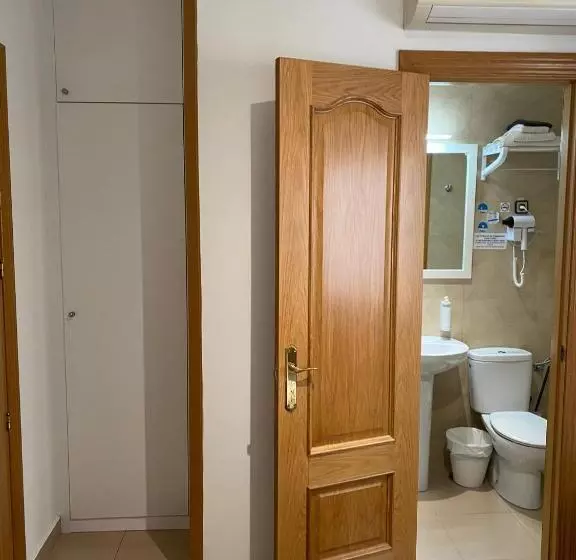 هتل Hostal Retiro