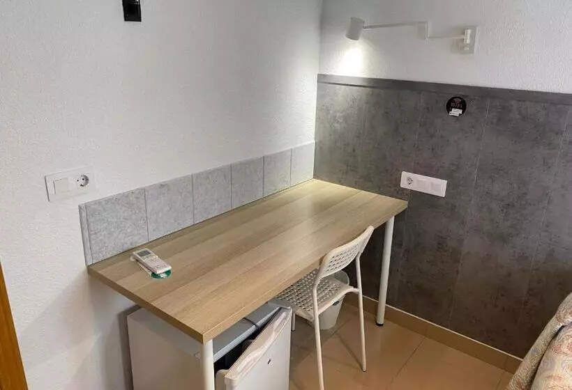 هتل Hostal Retiro
