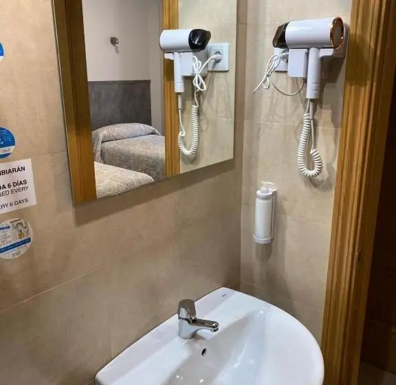 هتل Hostal Retiro