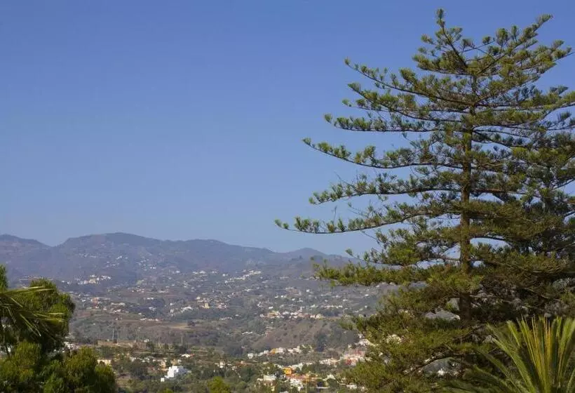 فندق Escuela Santa Brigida