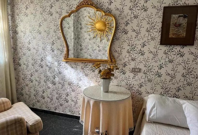 호텔 Hostal Pirineos