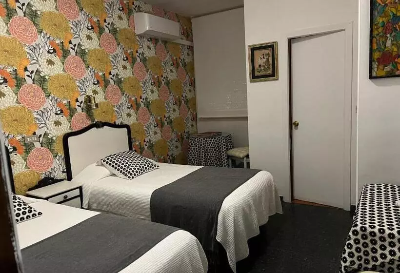 호텔 Hostal Pirineos