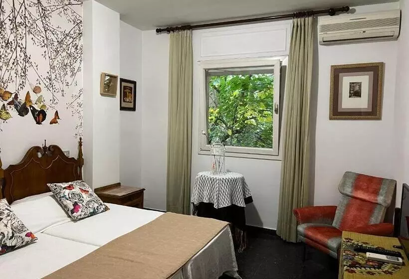 호텔 Hostal Pirineos