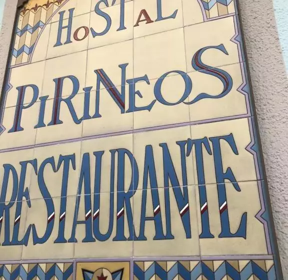 호텔 Hostal Pirineos