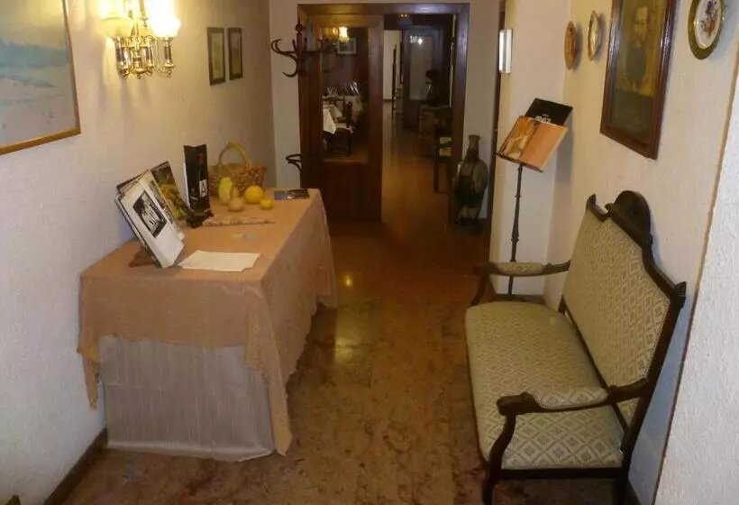 호텔 Hostal Pirineos