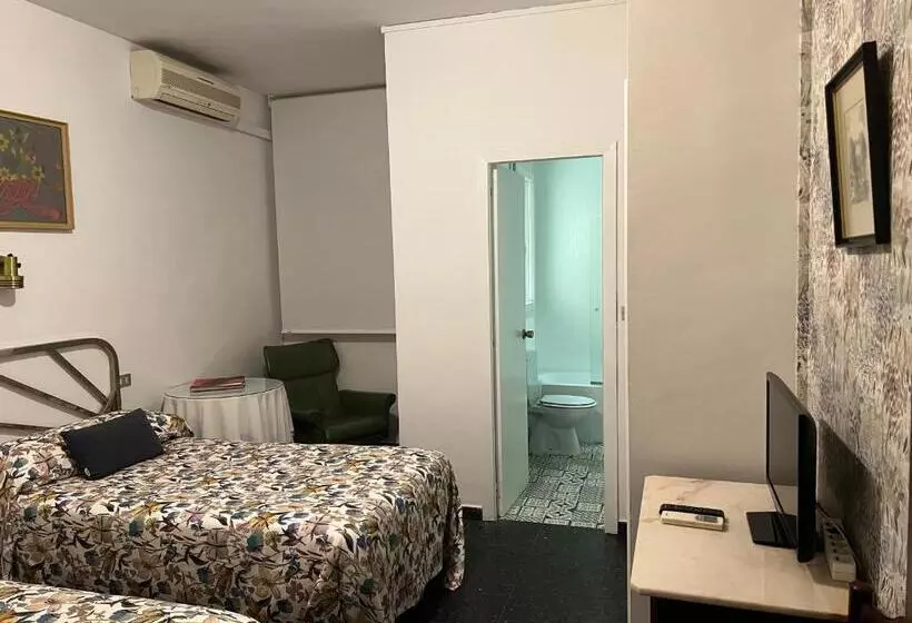 호텔 Hostal Pirineos