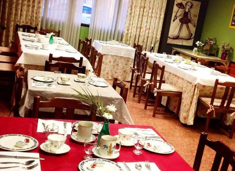 호텔 Hostal Pirineos