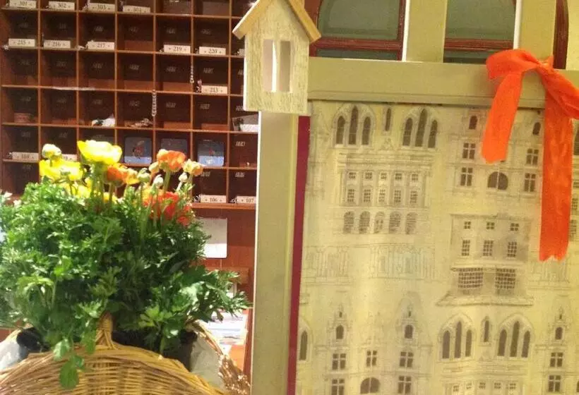 호텔 Hostal Pirineos