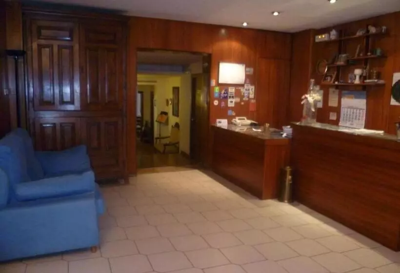 호텔 Hostal Pirineos