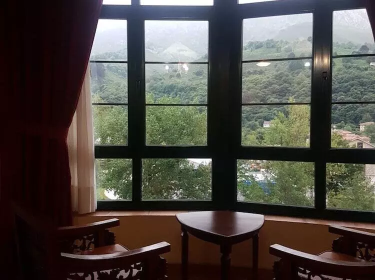 ホテル Apartamentos Villa De Cabrales