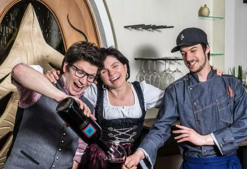 ホテル Cresta Tschagguns Montafon