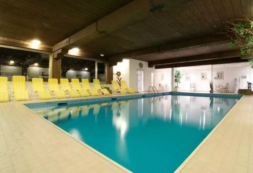 ホテル Cresta Tschagguns Montafon