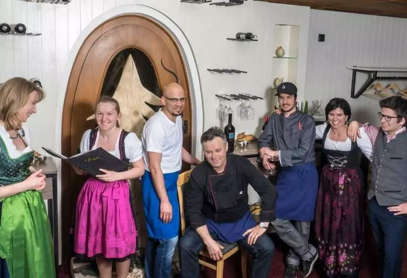 ホテル Cresta Tschagguns Montafon