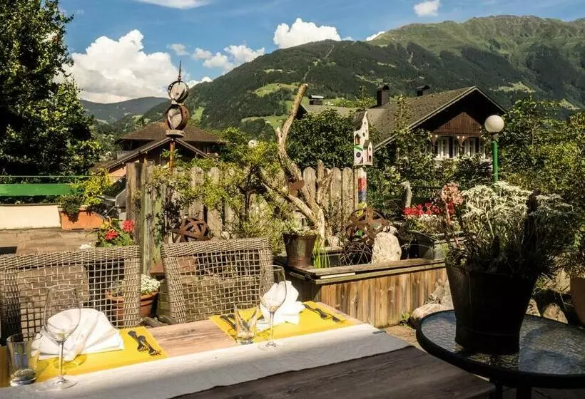 ホテル Cresta Tschagguns Montafon