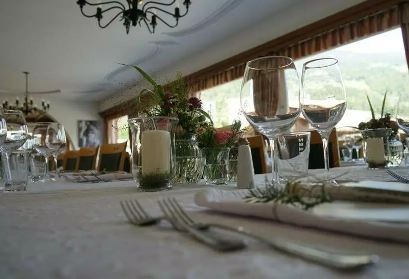 ホテル Cresta Tschagguns Montafon