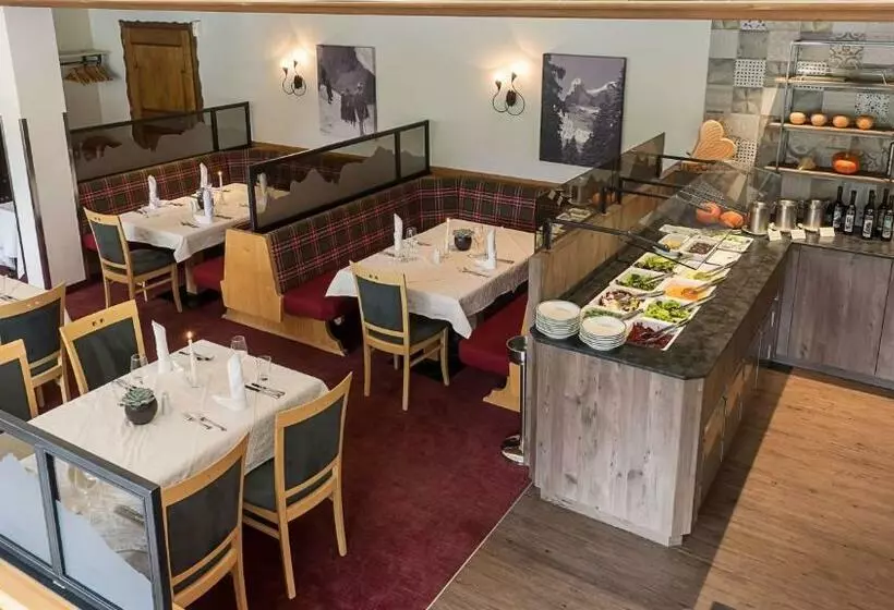 ホテル Cresta Tschagguns Montafon