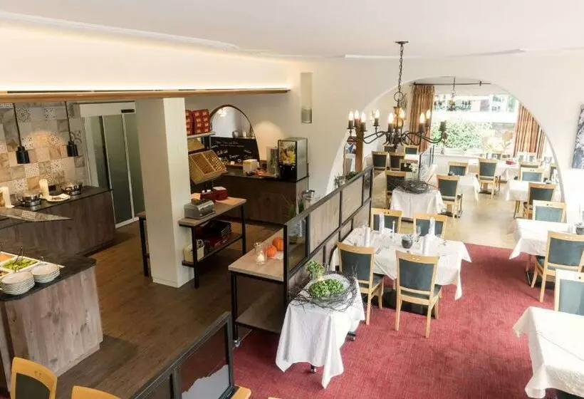 ホテル Cresta Tschagguns Montafon