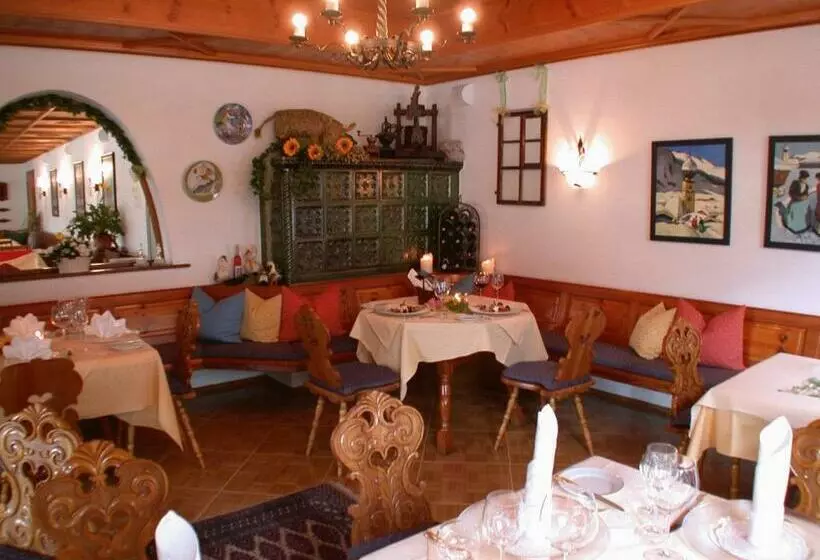 ホテル Cresta Tschagguns Montafon