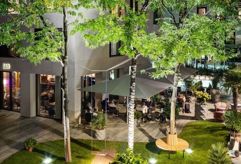 Stage 12 Hotel By Penz