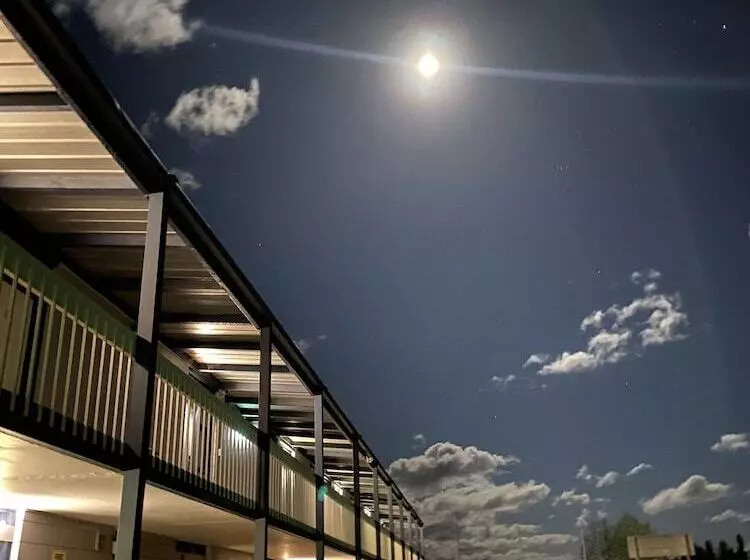 Отель Snow Season Motor Inn