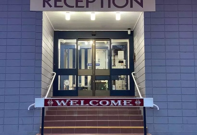 Отель Snow Season Motor Inn