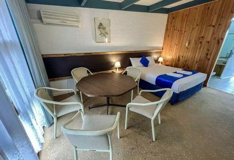 Отель Snow Season Motor Inn