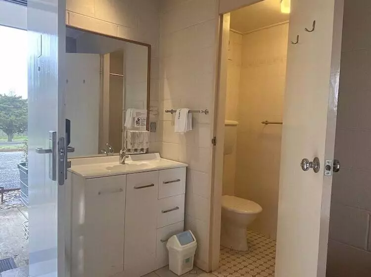 Отель Snow Season Motor Inn