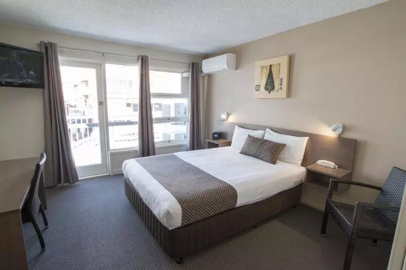 Отель The Metropolitan Spring Hill