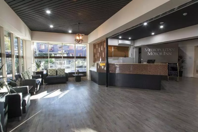 Отель The Metropolitan Spring Hill